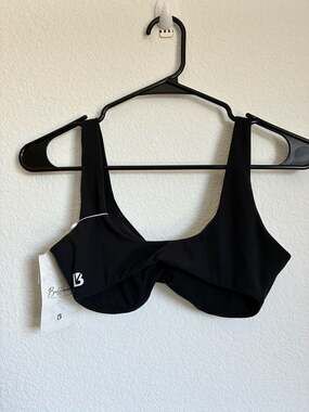 Buffbunny Collection Nubre PO Twisted Sports Bra in Onyx Black